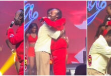 Sarkodie performs with Daddy Lumba at Val’s Day concert; kneels before his ‘idol’