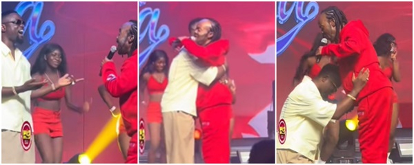 Sarkodie performs with Daddy Lumba at Val’s Day concert; kneels before his ‘idol’