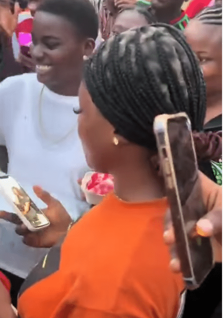 VIDEO Moment lady disgraces pastor boyfriend who propsoed to her in public - GhPage