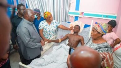 Bawumia visits injured KNUST student, donates GH¢50,000 for treatment