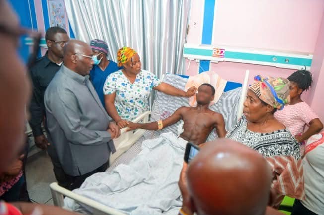 Bawumia visits injured KNUST student, donates GH¢50,000 for treatment