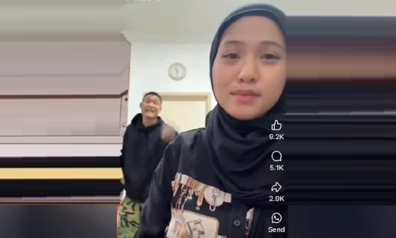 Malaysian Viral Selebgram Siti Jamumall Cries After Being Divorced During TikTok Live, Viewed by thousands