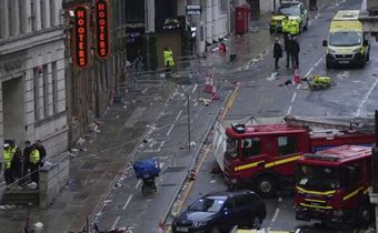 One child trapped under car that drove into crowd at Liverpool victory parade (Video)