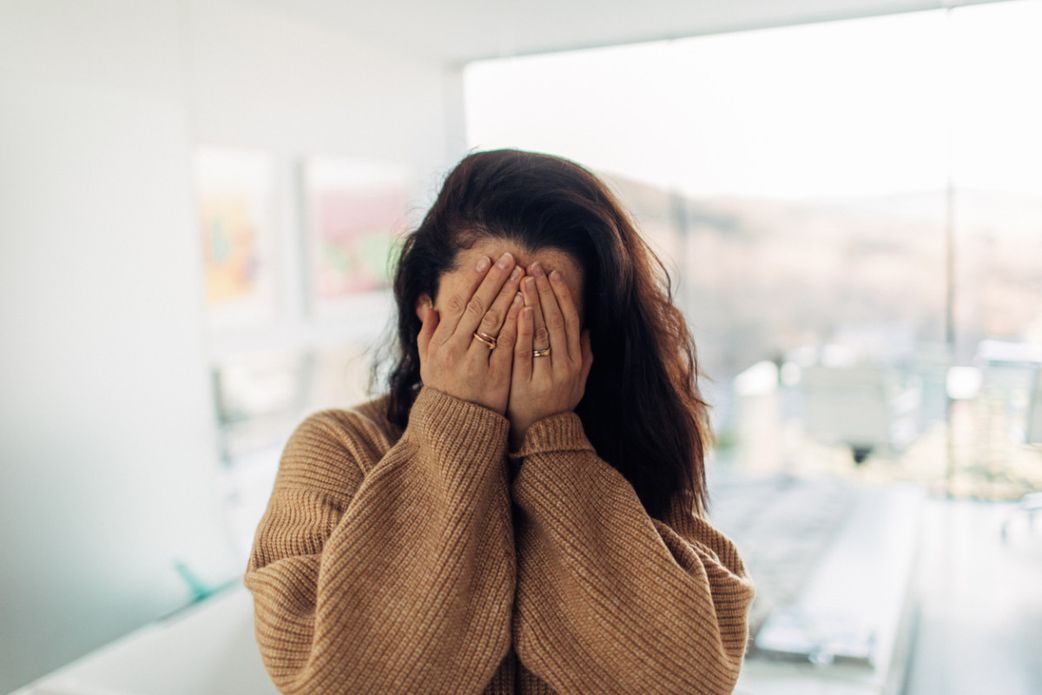 17 clear signs of low self-esteem in women