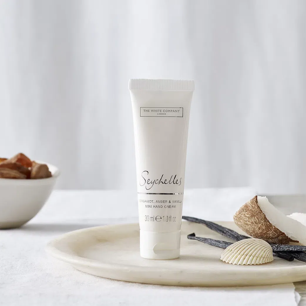 5 beauty essentials every woman should have in her bag at all times