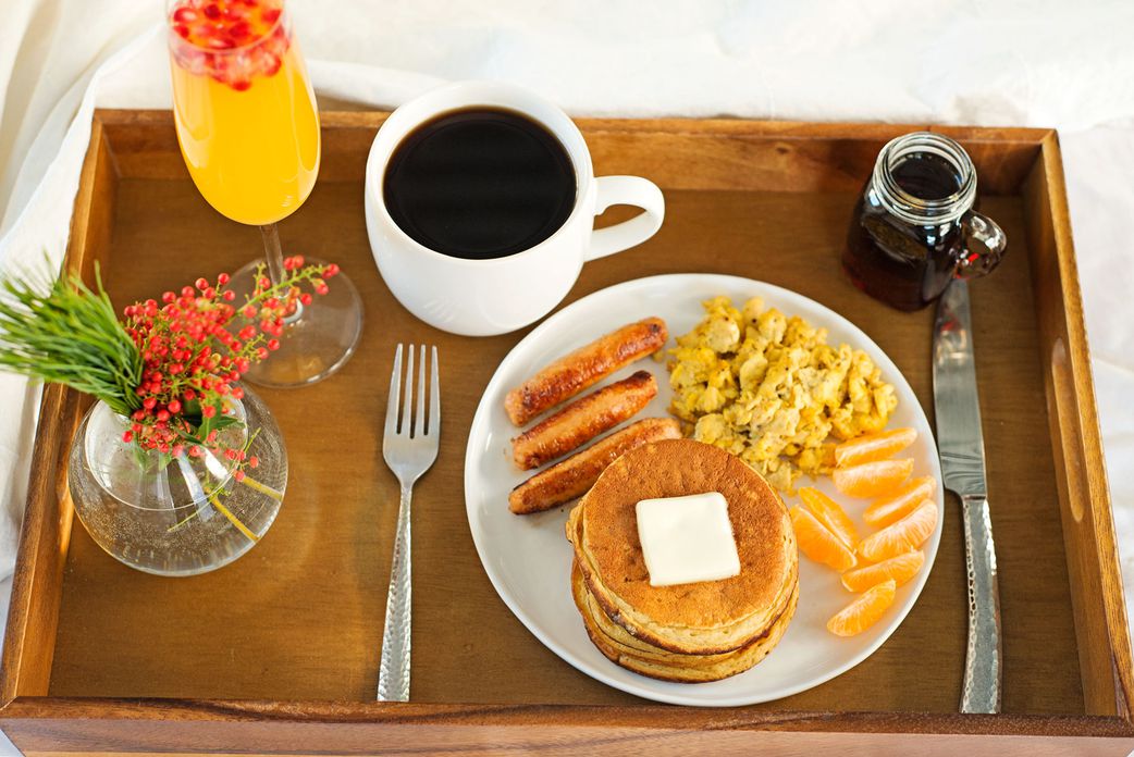 Breakfast in bed and 5 other romantic gestures can will make your girlfriend happy