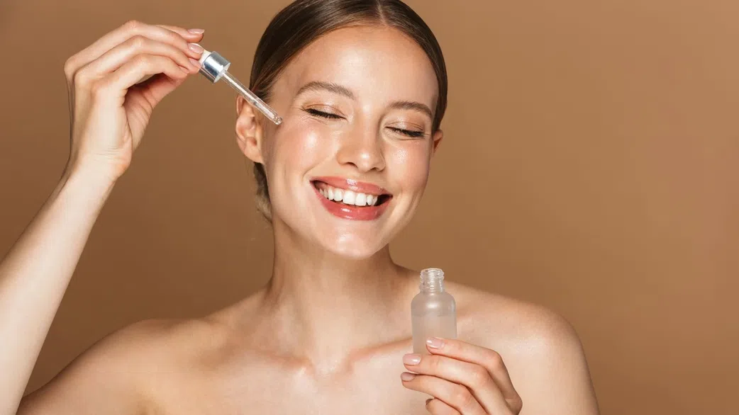 lady-using-nourishing-oil