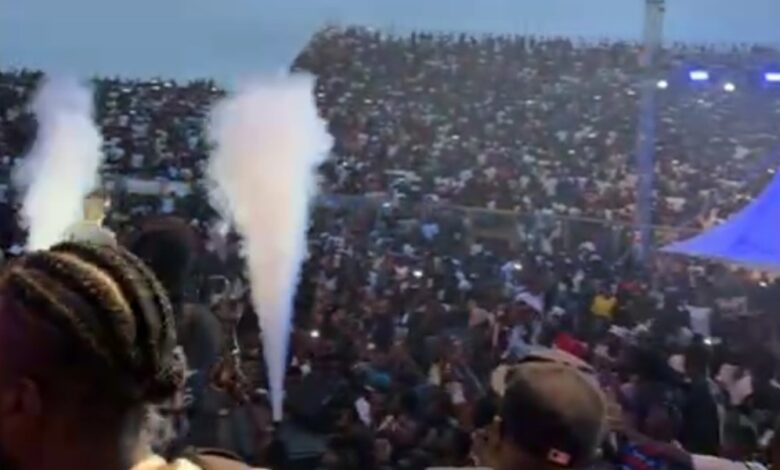 Fans go wild as Sarkodie, Shatta Wale perform together